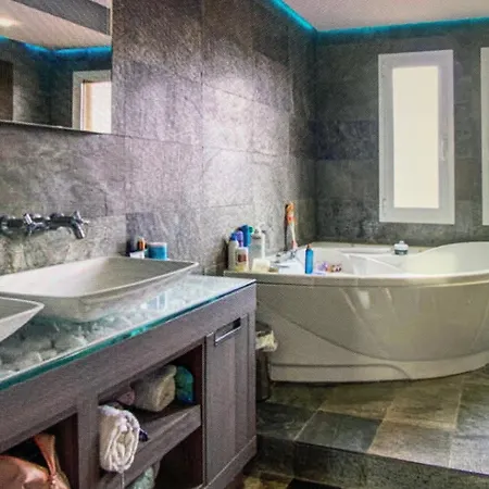 Dağ evi Beautiful Detached Luxury Villa